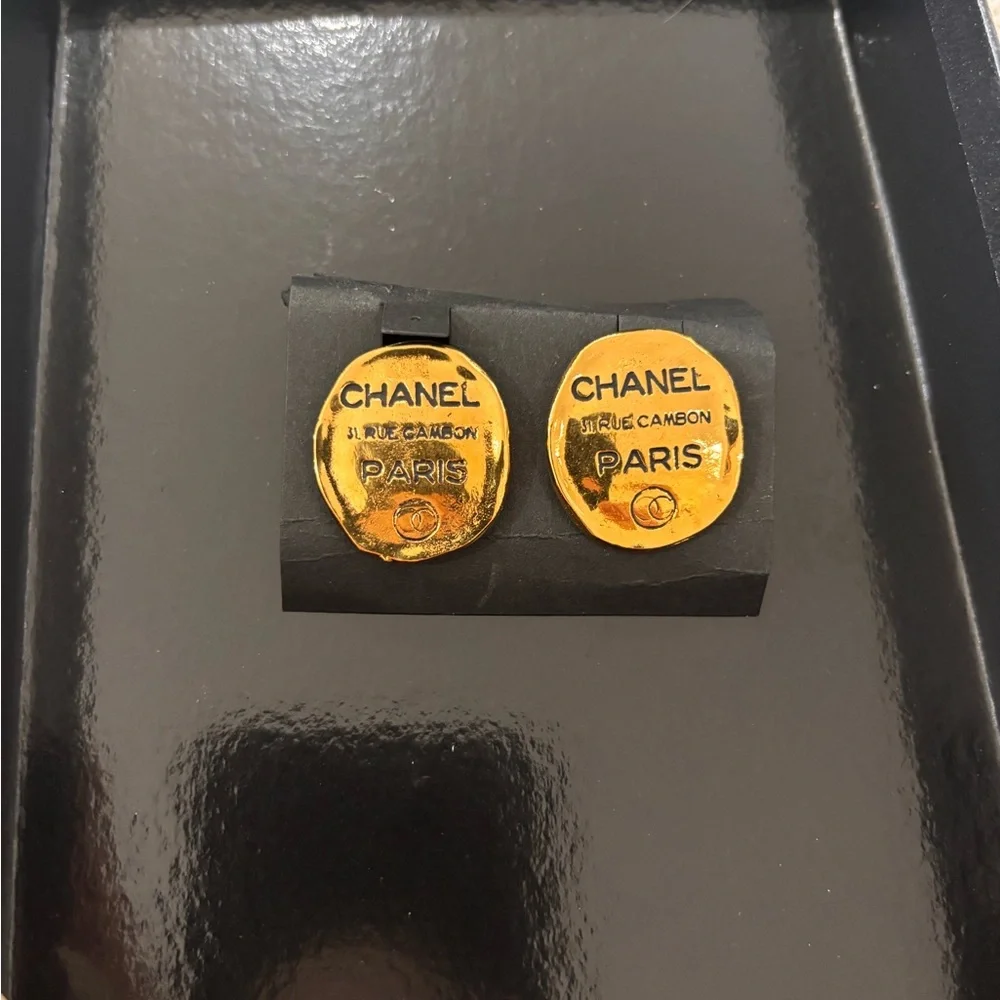 Authentic Chanel Vintage 1980s Black Logo CC 31 Rue Cambon Oval Clip Earrings